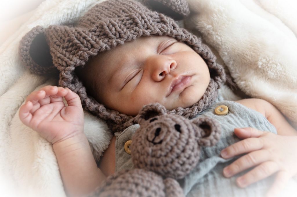 Baby mit Teddy Newbornshooting