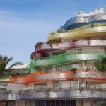 Bunte Balkone geschwungenes Haus Diagonale