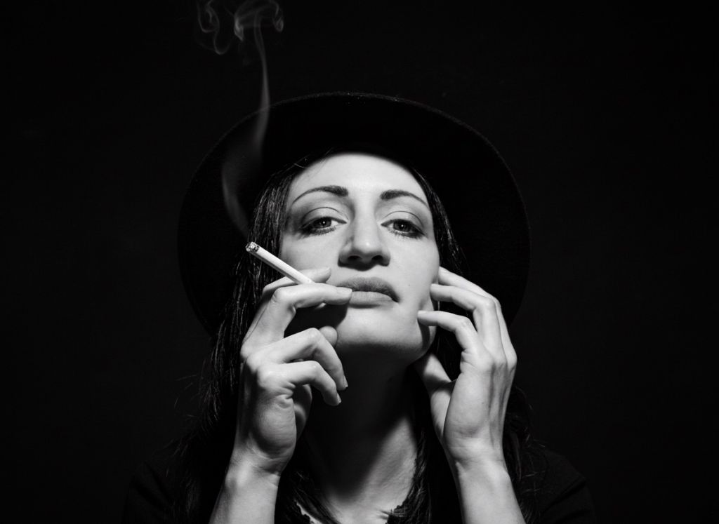 Frau mit Zigarette Charakterporträt