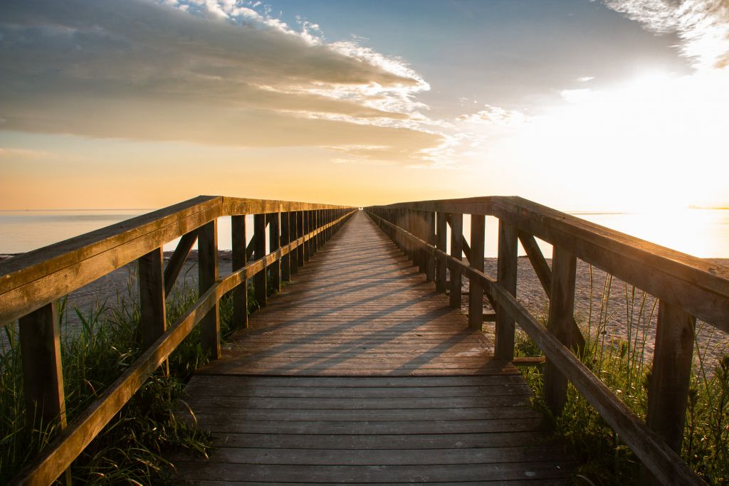 Holzbrücke in Schweden Sonnenuntergang