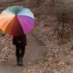 Kind mit Regenschirm