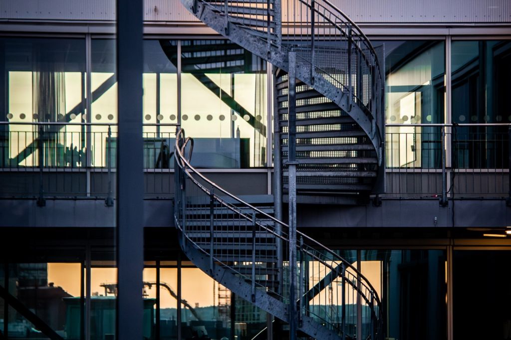 Architektur Wendeltreppe Bürogebäude Gegenlicht Sonnenuntergang
