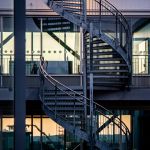 Architektur Wendeltreppe Bürogebäude Gegenlicht Sonnenuntergang