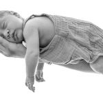 Baby auf Arm Newbornshooting
