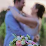 Brautpaar Brautstrauß im Fokus