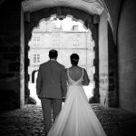 Brautpaar unter Torbogen